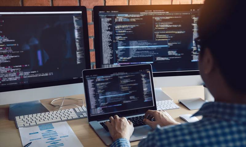 数据科学选型：R与Python如何赋能和平县网站建设？